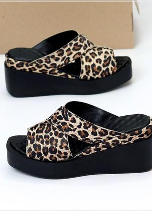 Удобные кожаные сабо шлепанцы леопардовые натуральная кожа на танкетке тренд 2024 принт лего