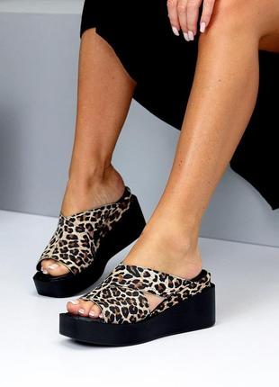 Удобные кожаные сабо шлепанцы леопардовые натуральная кожа на танкетке тренд 2024 принт лего