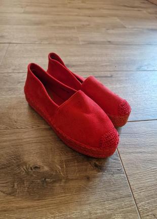 Замшеві червоні туфельки10 фото