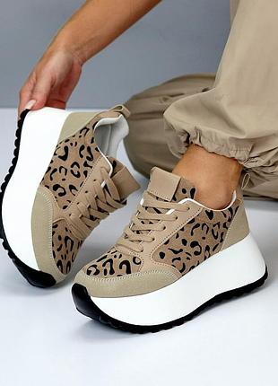 Нереально круті жіночі снікерси, темний беж, моко, кросівки на білій потовщеній платформі, топ дизай