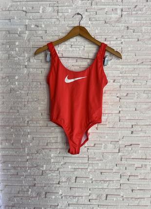 Яркий слитный купальник nike