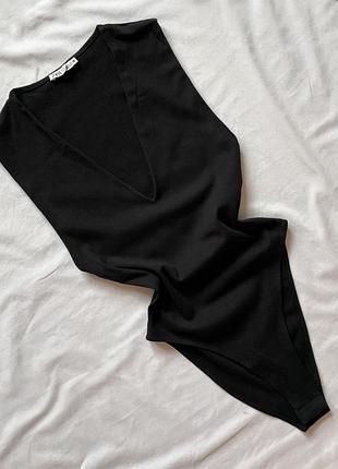 Боди с вырезом