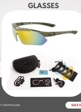 Тактичні окуляри oakley в відтінку оливи йдуть у комплекті з п'ятьма змінними лінзами.