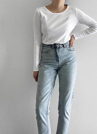 Голубые джинсы фасона мом