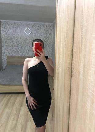 Вечернее платье с пайетками на одно плечо
