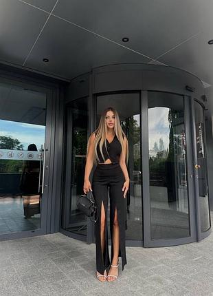 Женский костюм жилет и брюки с разрезами