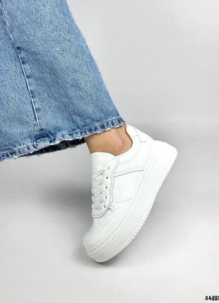 Классючие белые кожаные кеды на повышенной подошве с перфорацией 34885