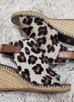 Натуральные босоножки на платформе.