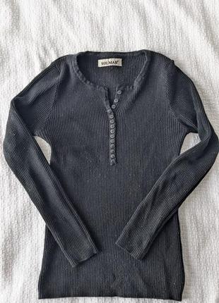 Черная кофта в рубчик с декольте