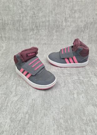 Кросівки adidas утеплені кросівки adidas 27p.
устілка 17 см
загальний стан відмінний,  невеличкі потертості на останніх фото