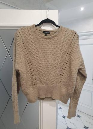 Стильный вязаный свитер