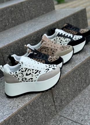 Дуже круті кросівки з леопардовим принтом на високій підошві
