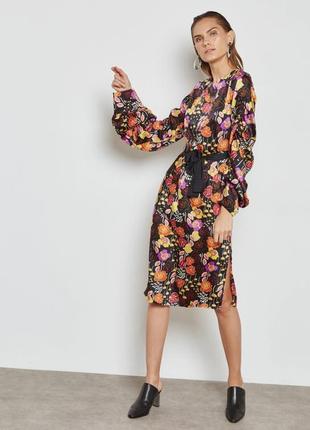 Меди платье mango в цветочный принт с длинными рукавами и пояском.