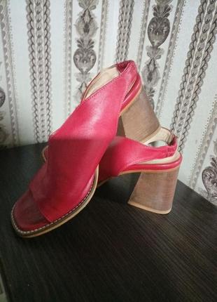 Босоніжки червоного кольору розмір 37 прльща