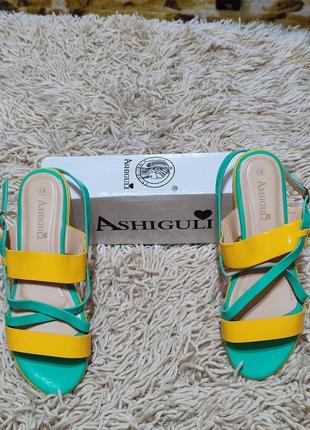 Яскраві жіночі босоніжки