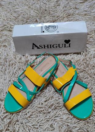 Яскраві жіночі босоніжки