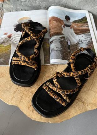 Леопардові жіночі босоніжки натуральна шкіра мягкие женские босоножки кожаные с леопардовим принтом на чёрной подошве 5439