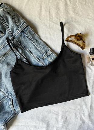 Базовий чорний топ на тонких бретелях prettylittlething