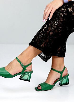 Женские зеленые босоножки на прозрачных каблуках4 фото