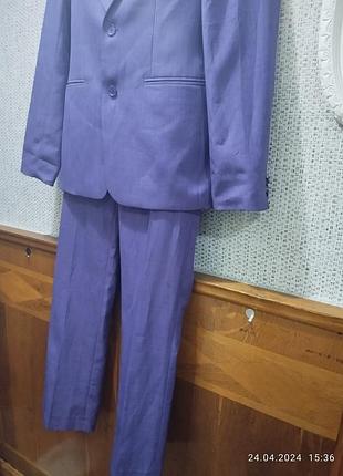 Отличный яркий брючный костюм