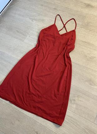 Красное короткое платье с бретельками1 фото