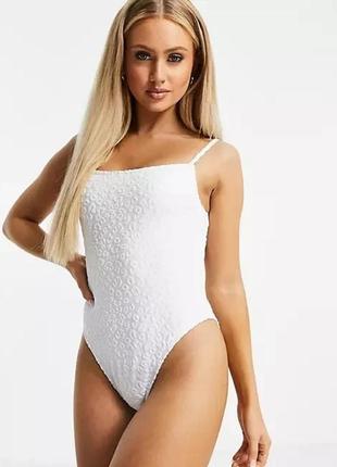 Белый командировочный слитный купальник south beach из фактурной ткани