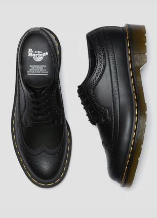 Кожаные черные туфли броги dr. martens 3989 brogue shoes лоферы dr. martens1 фото
