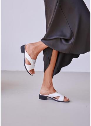 Белые шлепанцы с резинкой на небольшом каблуке