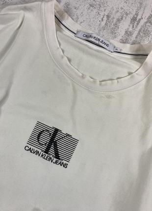 Стильная молочная футболка calvin klein с черным минималистичным логотипом2 фото