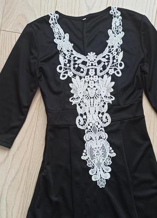 Чорна сукня з білим мереживом