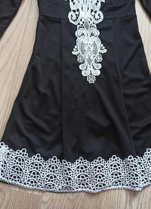 Чорна сукня з білим мереживом
