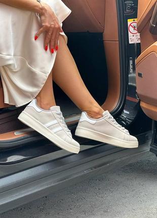 Жіночі кросівки