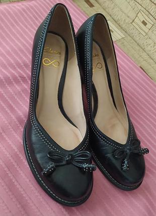 Фірмові шкіряні туфлі під етноодяг