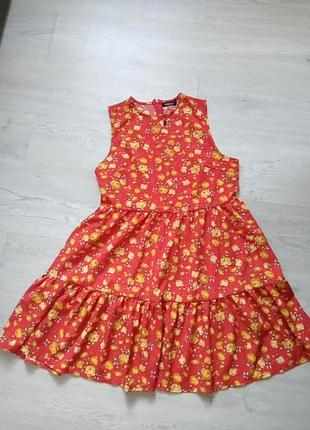 Яскрава сукня.