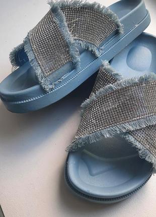 Блестящие шлепанцы