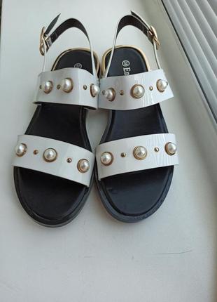 Босоножки с жемчугом