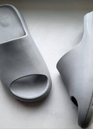 Оригинальные женские шлепки новой модели
adidas yeezy slide