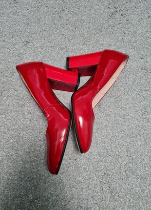 Красные лаковые туфли на каблуке6 фото
