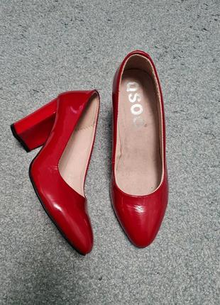 Красные лаковые туфли на каблуке1 фото
