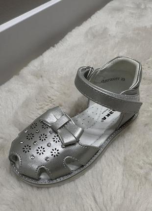 Босоніжки шкіряні