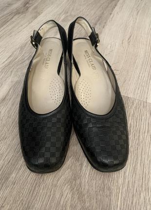 Італія  літні шкіряні туфлі босоніжки miss clair