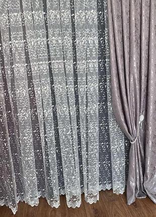 Тюль сетка фатин белая с серой вышивкой.