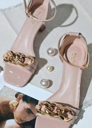 Босоніжки бежеві жіночі на каблуку3 фото