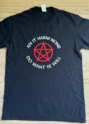 Футболка чорного кольору з арнаментом з переду gildan