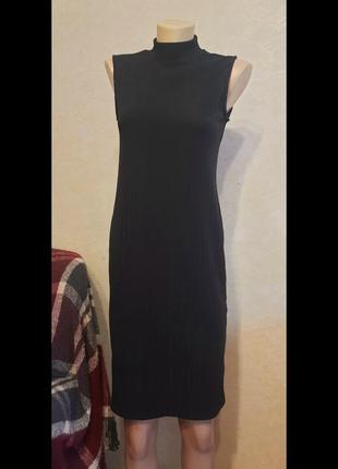 Сукня облягаюча, в рубчик.