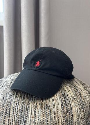 Чорна кепка MARKS & SPENCER з вишитим червоним логотипом розмір one size