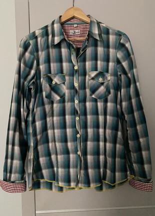 Яскрава сорочка в клітинку