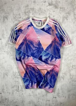 Яскрава футболка adidas originals з пальмовим принтом у рожево-синіх відтінках