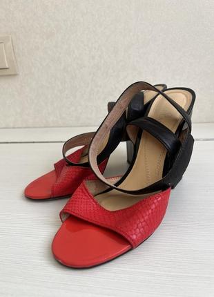 Кожаные босоножки