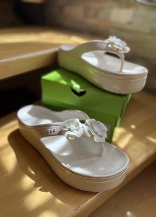 Білі шльопанці в'єтнамки crocs на платформі 41 розмір 27 см vivid blooms